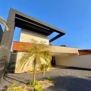 CASA MODERNA 4 SUÍTES,COND. FECHADO EM ARNIQUEIRAS